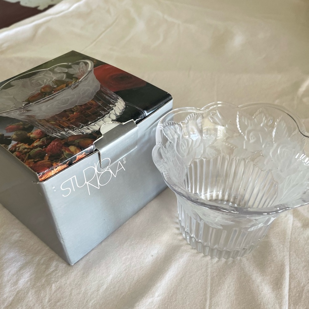 Mikasa Studio Nova Winter Rose Embossed Crystal Vase 4 1/2” Great Condition